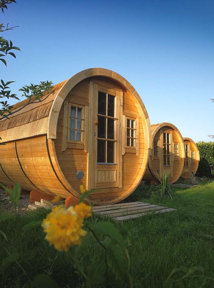 Les trois tonneaux en bois dans l’herbe